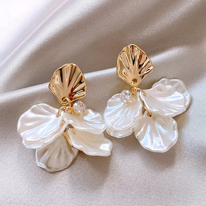 Le Frosted Petal Perle Boucles d'Oreilles